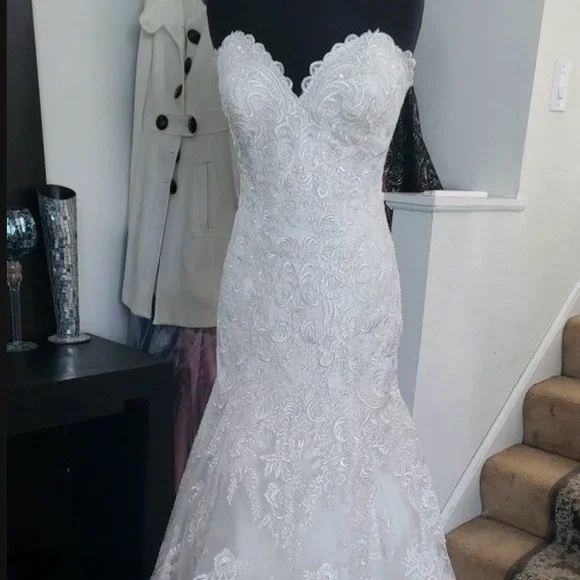 Elegant White Lace Strapless Gown